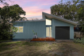 Cosy Getaway with Fireplace and Spacious Backyard, Broulee
